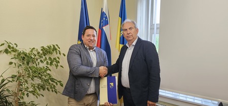 Gradbeno pogodbo sta v sejni sobi podpisala župan Marko Virag in direktor Igor Banič.