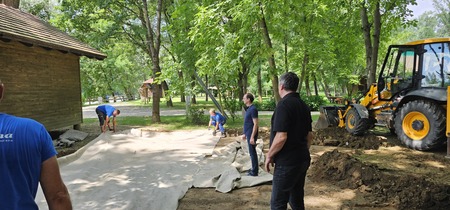 Delovna akcija v okviru projekta Prostori za močne skupnosti na Otoku ljubezni