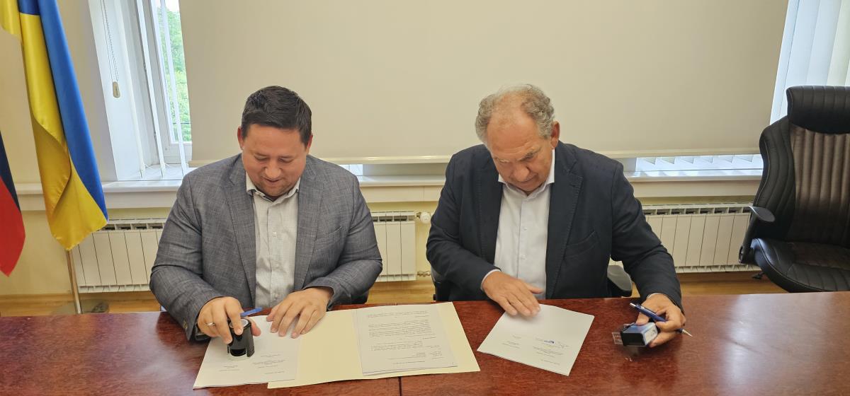 Podpis gradbene pogodbe je potekal v sejni sobi Občine Beltinci.